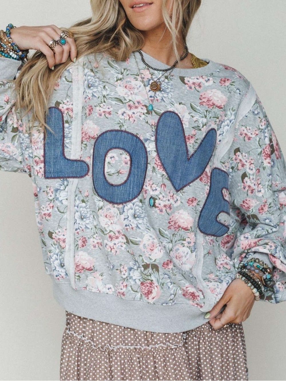 EUC🩶Easel Floral Patchwork Love Sweatshirt Small Gray